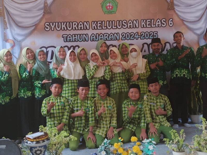 Tasyakkuran kelulusan Kelas 6 SD NU Awar-awar